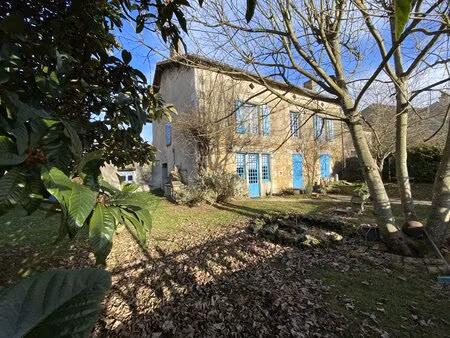 une belle maison avec dépendances et jardin proche d'une grande ville