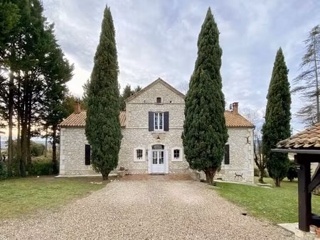 maison en pierre rénovée avec gîte  piscine chauffée et vue sur la vallée
