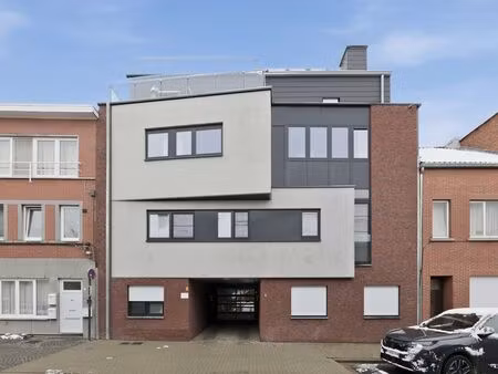 penthouse met uniek dakterras  sauna en staanplaats in hartje sint-truiden