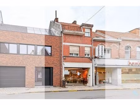 opbrengsteigendom met winkelruimte én ruime garage in centrum izegem