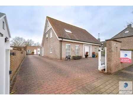 statige ruime villa met loods en ingerichte studio in een rustige omgeving