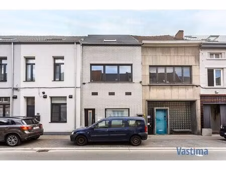volledig gerenoveerde rijwoning met 3 slaapkamers nabij centrum aalst