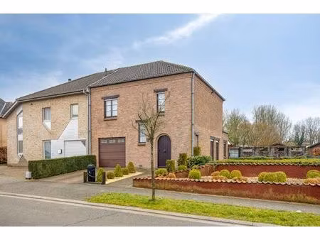 uitstekend onderhouden driegevelwoning op topligging