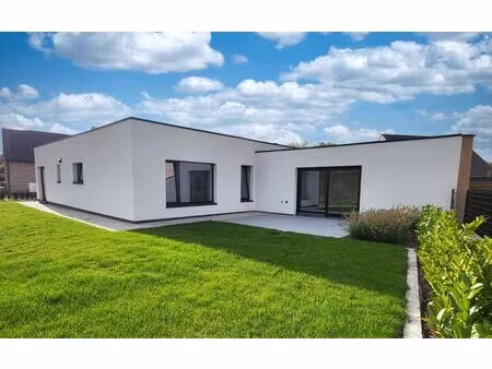 volledig gerenoveerde  energiezuinige bungalow op 556m² met prachtig aangelegde tuin. topp