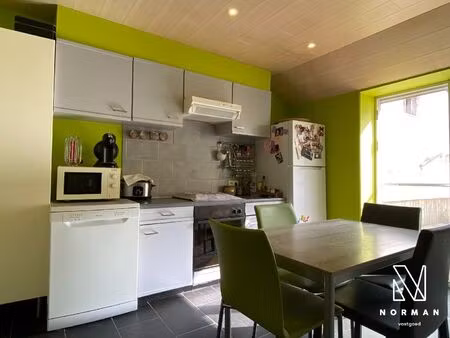 halfopen woning met 3 slaapkamers  bijgebouw/atelier en grote voorkamer voor eventuele han