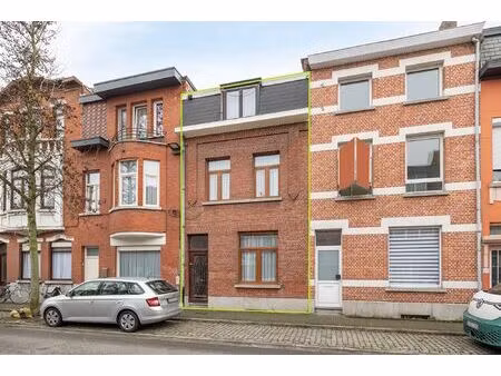 gezinswoning met vier slaapkamers en tuin