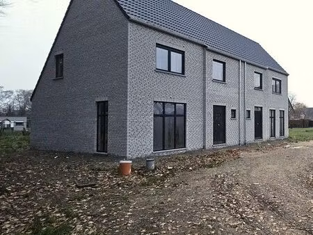 twee halfopen nieuwbouwwoningen op rustige locatie