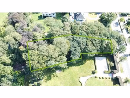 residentieel gelegen bouwgrond in groene omgeving