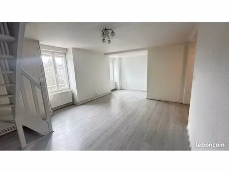 appartement 70 m² en duplex. dpe : d. parking privé. proximité centre ville  gare routière
