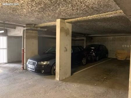 double place de stationnement sécurisé