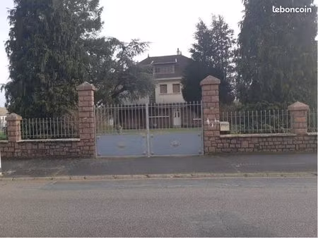 demeure de caractère en granit rose – balcon filant  volumes et dépendances