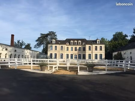 château 70 pièces 4 088 m²