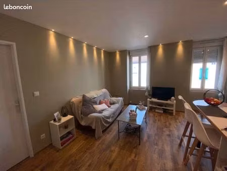 t2 meublé av emilie de villeneuve