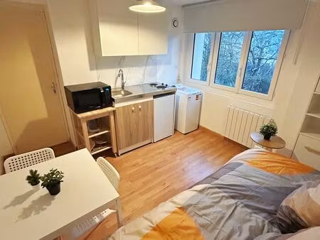 appartement 2 pièces meublé – entièrement rénové – parking & cave – charges forfaitaires i