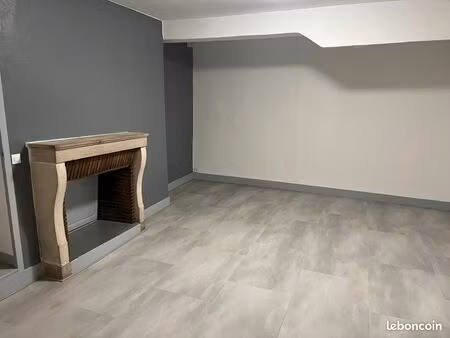 loue grand f2 65 m2 rénové - centre ville au pied de la collégiale