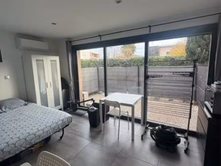 studio libre le 7 mars mitoyen villa indépendant climatisé