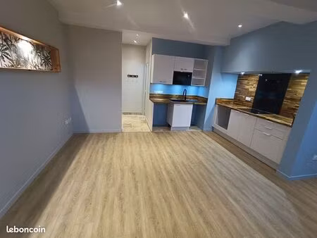 t2 entièrement rénové dans secteur calme avec places de parking gratuites au pied de l'imm