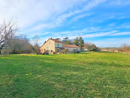 propriété en pierre avec grandes dépendances sur 3800 m² dans le fumélois en lot et garonn