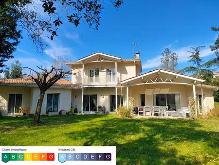 maison "économe " - 240 m² - 8 pieces - garage double - terrain 3574 m²