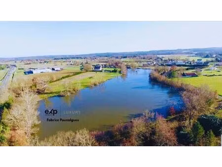 propriété rare de 6 hectares avec lac privé résidence ou