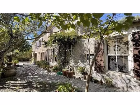 mas ancien à rénover proche commerces et village