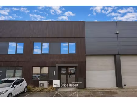 a louer - local d'activités avec deux bureaux neufs aménagés et d'un entrepôt avec un bell