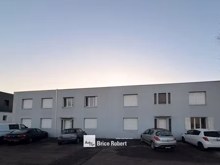 a louer - local d'activités avec porte sectionnelle manuelle et bureau aménagé - saint-sym