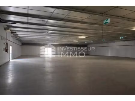 local commercial emplacement prime de 960m² disponible à location