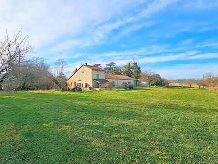 propriété en pierre avec grandes dépendances sur 3800 m2 dans le fumélois en lot et...
