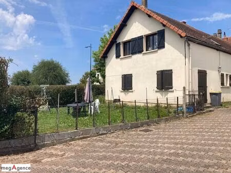 ensemble immobilier: 1 louée et l'autre à rénover  5 chambres  jardin  3 garages.