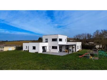 maison t6 de 175m2 avec garage et jardin de 3000m2