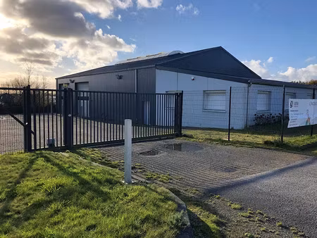 location locaux professionnels 0 pièces 550 m² à landivisiau (29400)  3 750 €