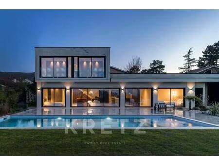 villa d'architecte avec piscine et vue dégagée