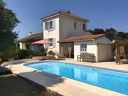 maison traditionnelle avec piscine et dépendances