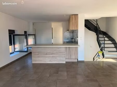 maison lumineuse avec cellule commerciale en rdc