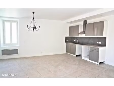 maison de charme située dans un ensemble d'immeubles