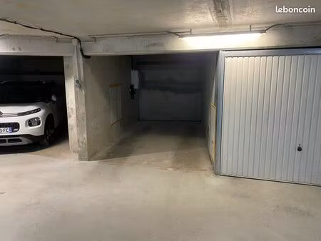 box avec borne de recharge