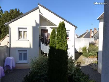 chateaumeillant - centre - appartement t3