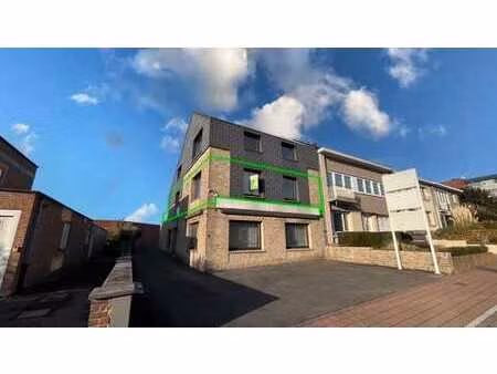 joli appartement 2 chambres avec grande terrasse et parking.