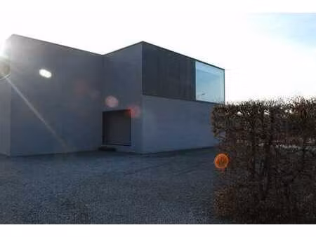 bureaux modernes pour 8p  très visible  avec parking.