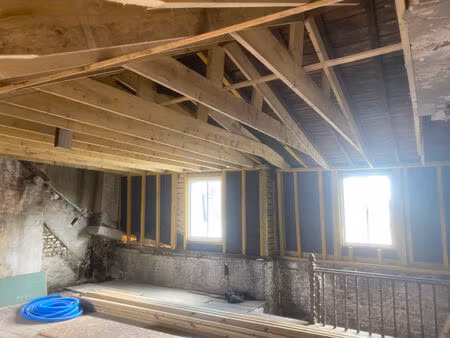 plateau brut viabilisé face à la mairie