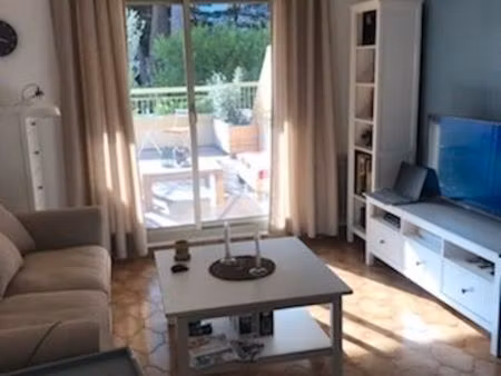 studio avec terrasse et parking privatif hyeres port