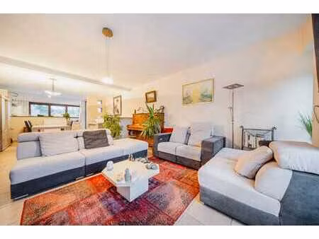 lumineux appartement 2ch avec terrasse et parking privé