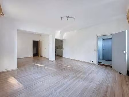 appartement une chambre proche de la e411 !