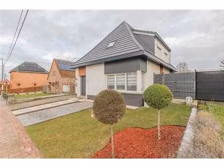 maison rénovée comprenant 3 chambres  située dans un quartie