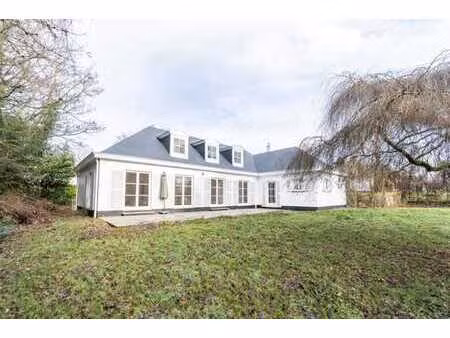 magnifique villa de caractère dans un clos sur 18 ares