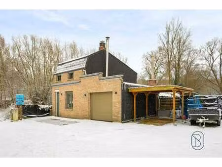 maison paisible avec prairie/pâtures  dépendances et garage.
