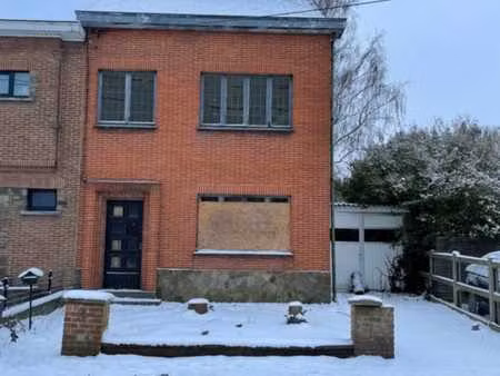 maison 3 façades  avec garage et jardin  à rénover