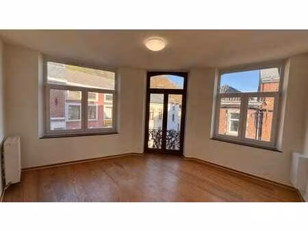 duplex remis à neuf dans le centre de amay