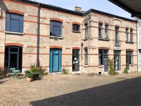 grand studio de 50m2 meuble dans très joli clos privé